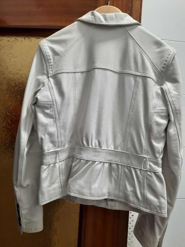Casaco de couro branco Cortefiel.