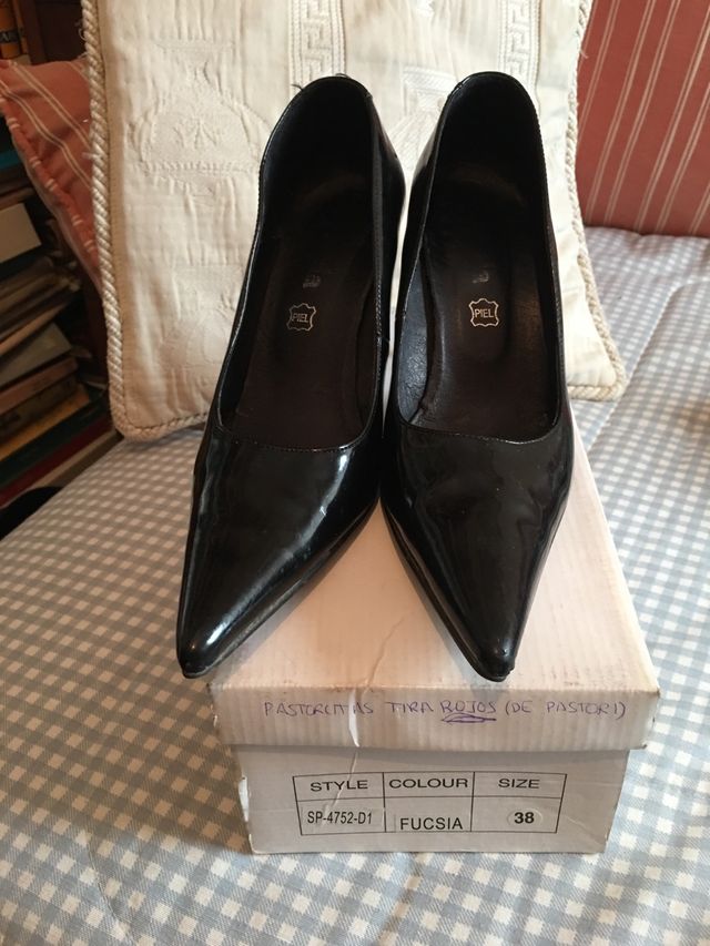 Sapato de salto médio fino