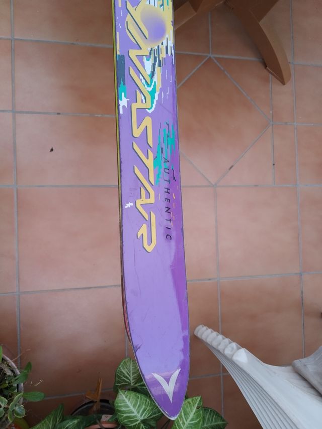 skis 