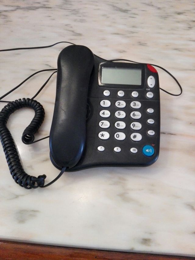 Telefono en negro muy bonito diseño en perfecto fu