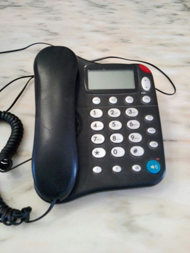 Telefono en negro muy bonito diseño en perfecto fu