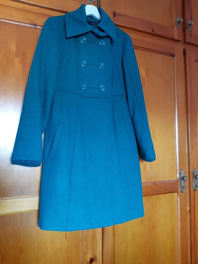 Abrigo de paño verde doble botonadura