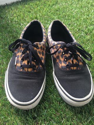 vans negras y leopardo