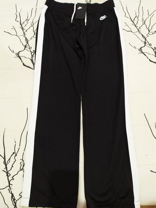 Oferta pantalon de chándal NIKE nuevo de segunda mano por 25 EUR en  Riba-Roja de Turia en WALLAPOP