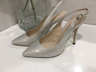 A estrenar. Zapatos de fiesta plateados Menbur de segunda mano por 15 EUR  en Tres Cantos en WALLAPOP