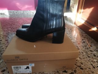 REBAJAS!! Botines piel Gloria Ortiz 38 de segunda mano por 25 EUR en  Zaragoza en WALLAPOP