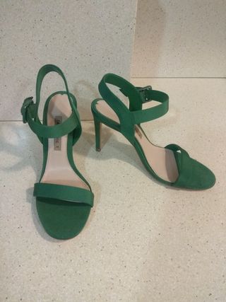 Sandalias ZARA BASIC súper nuevas de raso verde. de segunda mano por 19 EUR  en Palma de Mallorca en WALLAPOP