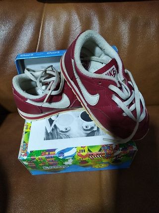 Zapatillas Nike color rojo burdeos talla 25 de segunda mano por 11 EUR en  Gandía en WALLAPOP