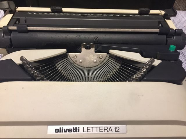 Máquina de escribir "olivetti Lettera 12"