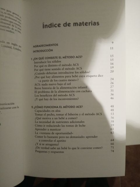 El niño ya come solo.