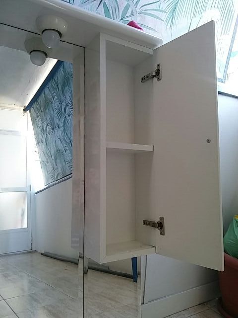 Espejo de baño con luz, mueble y estantes de segunda mano por 50 EUR en