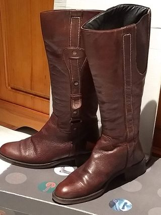 Botas de mujer color marrón de segunda mano por 15 EUR en Lugo en WALLAPOP
