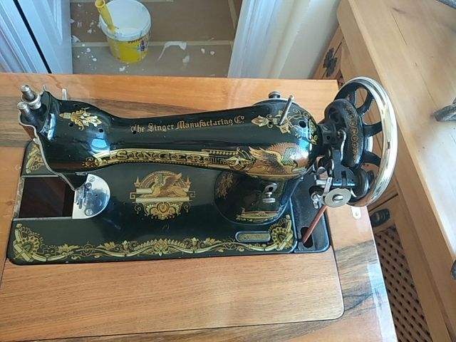 maquina de coser muy antiguo