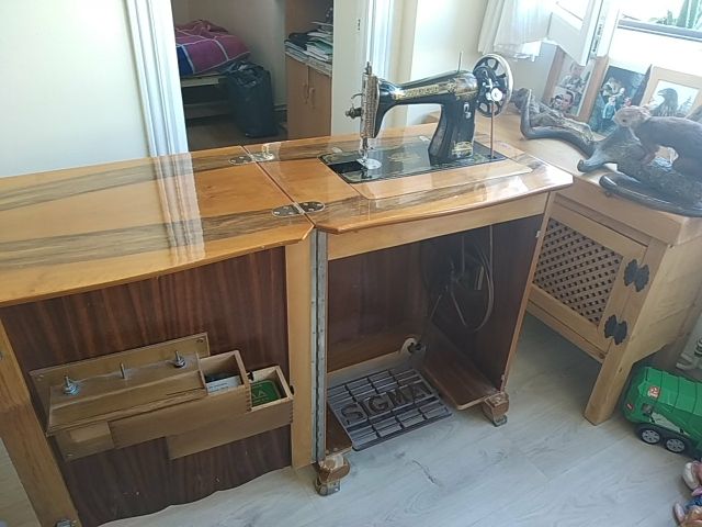 maquina de coser muy antiguo