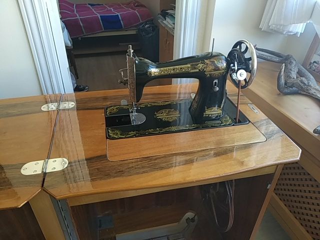 maquina de coser muy antiguo