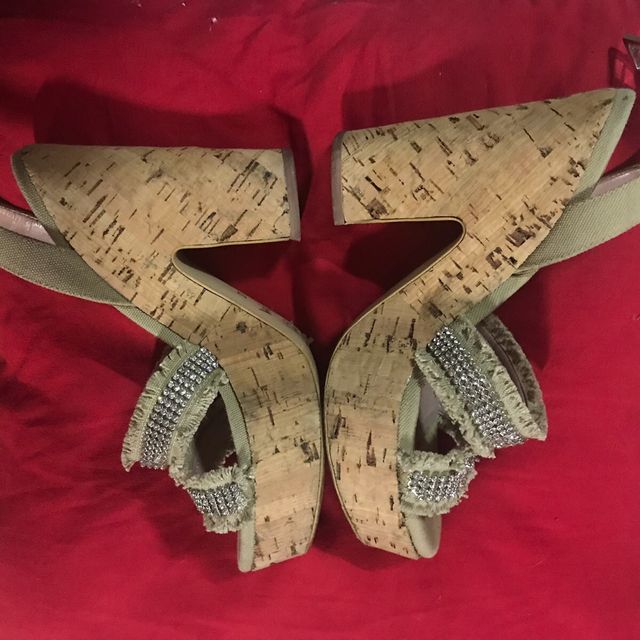 Sandalía de cuña de corcho con brillantes 
