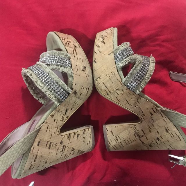Sandalía de cuña de corcho con brillantes 