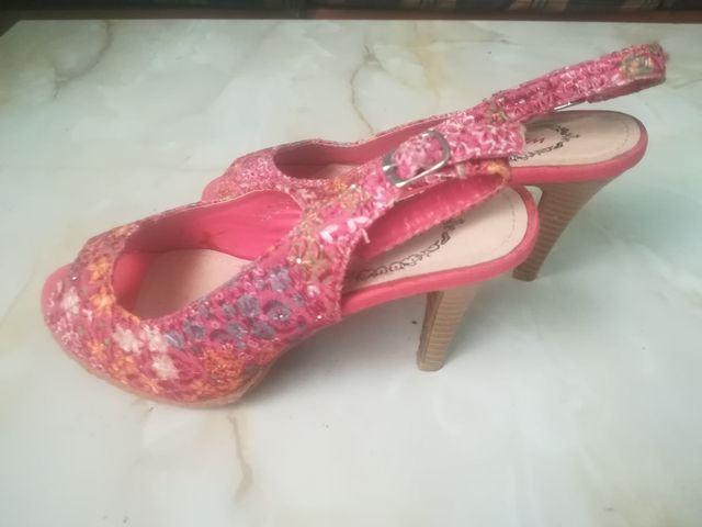Zapatos de tacón rosas