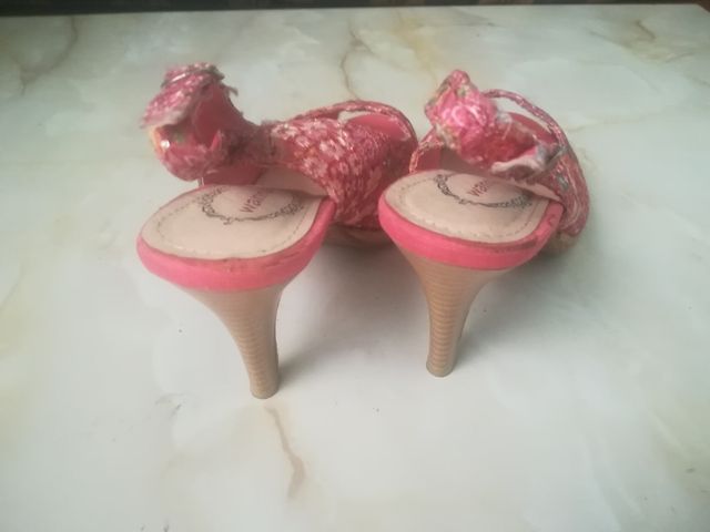 Zapatos de tacón rosas