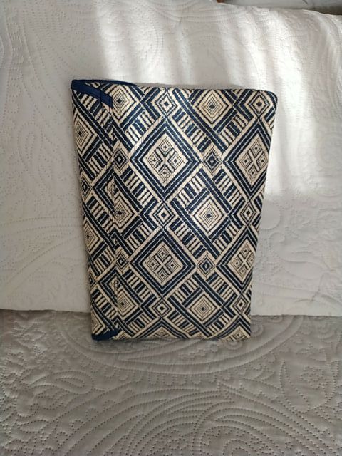 Bolso de mano azul y beige