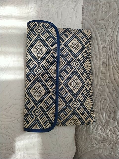 Bolso de mano azul y beige