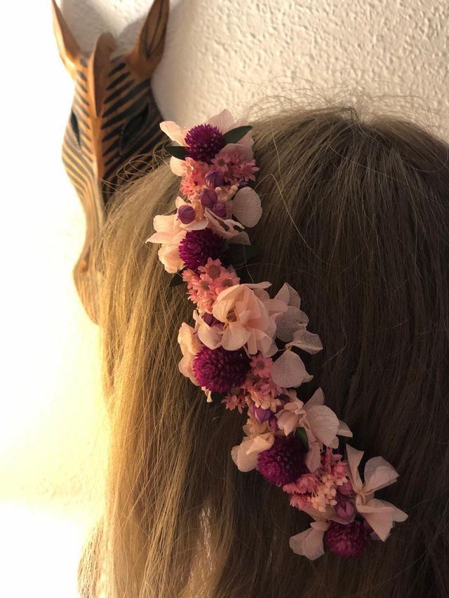Tocado de flores preservadas