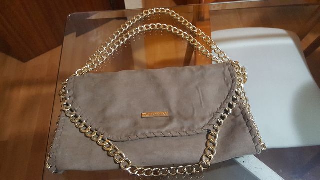 Bolso con cadenas doradas