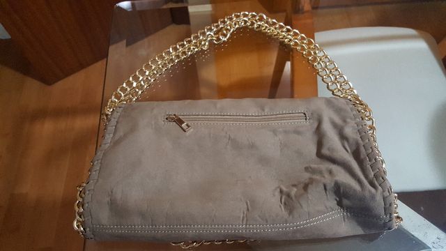 Bolso con cadenas doradas