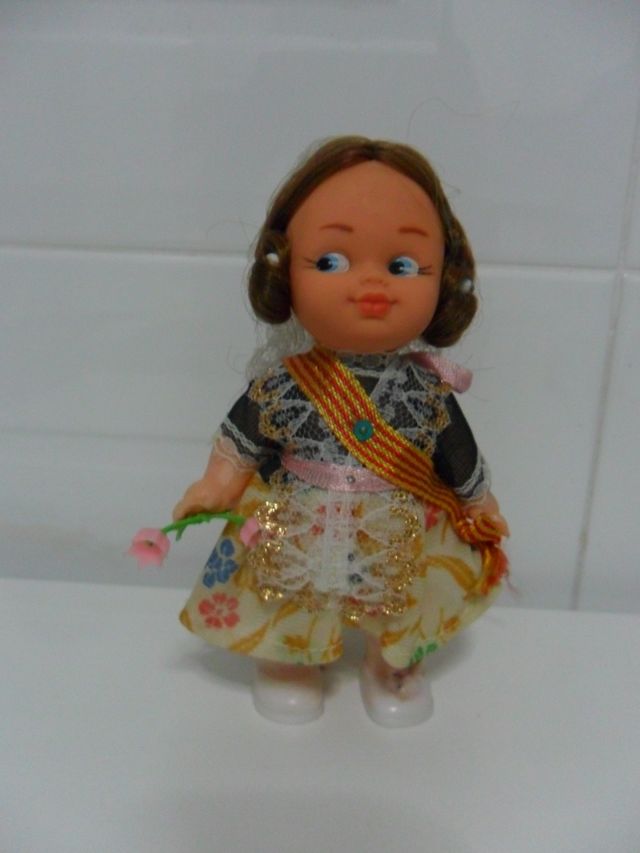 Muñeca fallera de los años 70