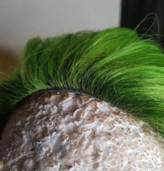 peluca verde y amarillo