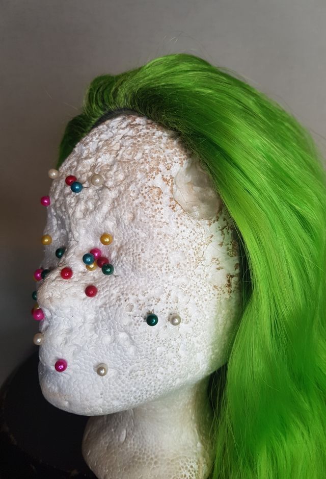 peluca verde y amarillo