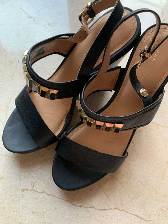 Zapatos de Tomy negros con cuña