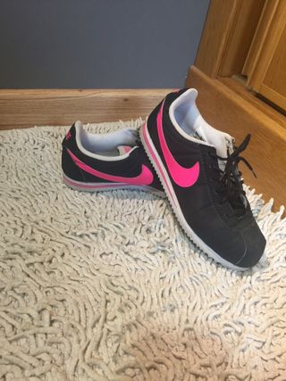 nike cortez puestas