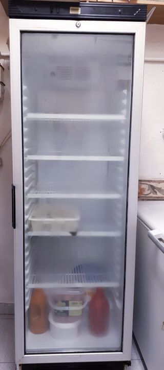 Nevera con puerta de cristal de segunda mano en WALLAPOP