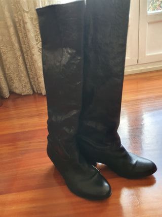 Botas negras de piel y tacón bajo de segunda mano por 8 EUR en Bilbao en  WALLAPOP