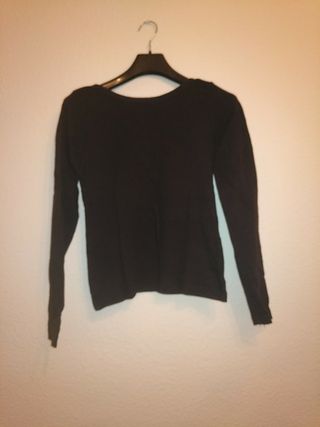 camiseta negra cuello barco