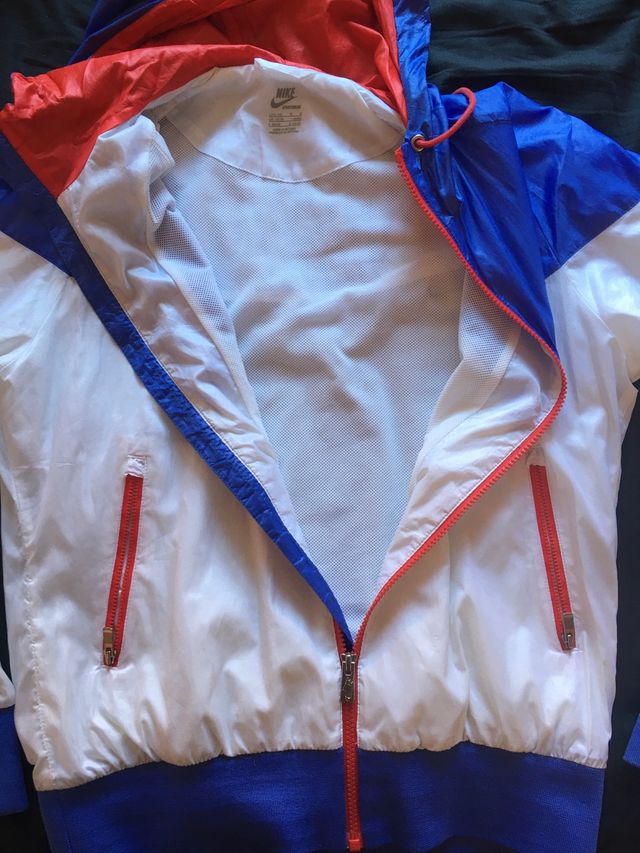 Tratamiento Preferencial Cúal vendedor Chaqueta Nike azul blanca y roja de segunda mano por 25 € en Sant Boi de Llobregat en WALLAPOP Tratamiento Preferencial Cúal vendedor Chaqueta Nike azul blanca y roja de segunda mano por 25 € en Sant Boi de Llobregat en WALLAPOP