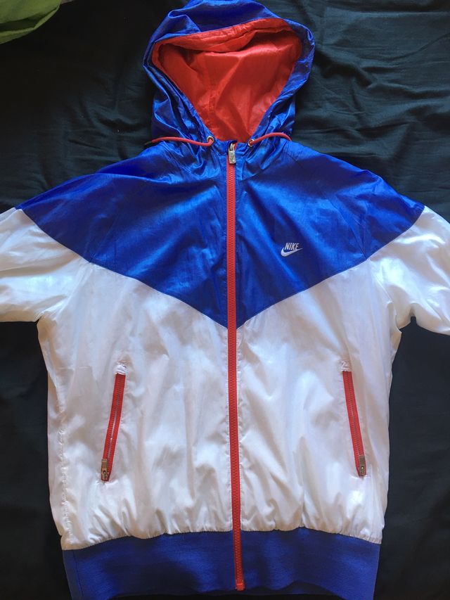 Tratamiento Preferencial Cúal vendedor Chaqueta Nike azul blanca y roja de segunda mano por 25 € en Sant Boi de Llobregat en WALLAPOP Tratamiento Preferencial Cúal vendedor Chaqueta Nike azul blanca y roja de segunda mano por 25 € en Sant Boi de Llobregat en WALLAPOP