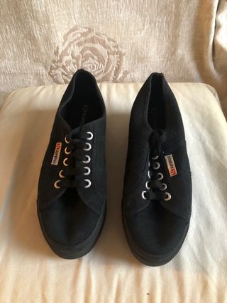 superga negras plataforma