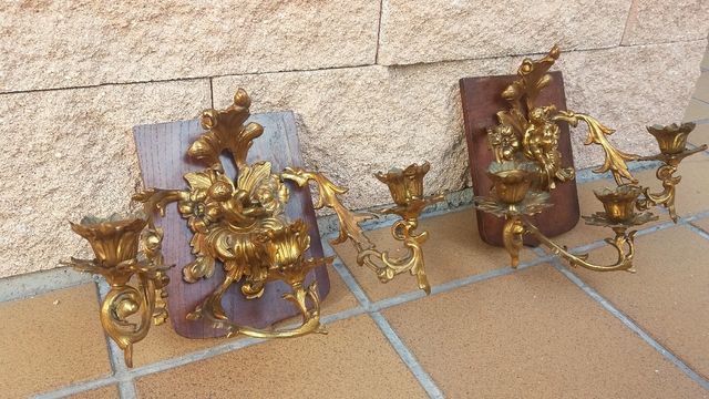Dos apliques de bronce. El precio es por unidad.