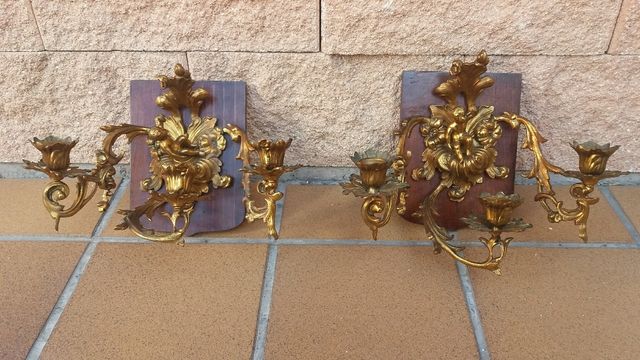 Dos apliques de bronce. El precio es por unidad.