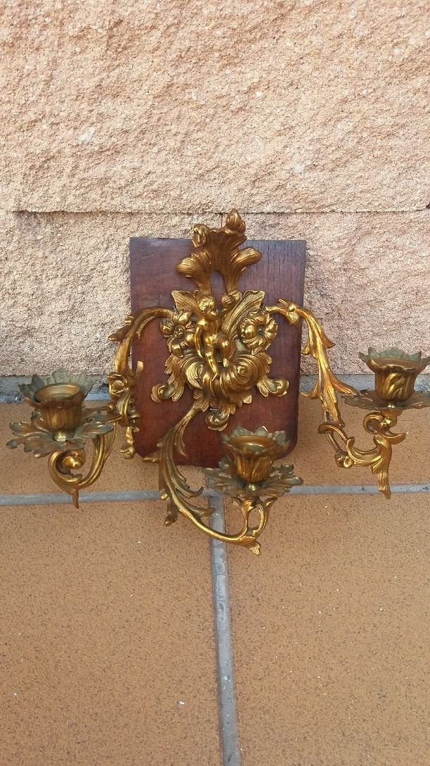 Dos apliques de bronce. El precio es por unidad.