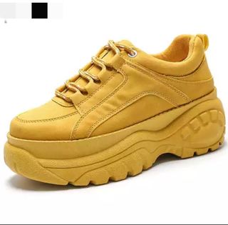 Zapatillas color mostaza de segunda mano por 15 EUR en Eibar en WALLAPOP