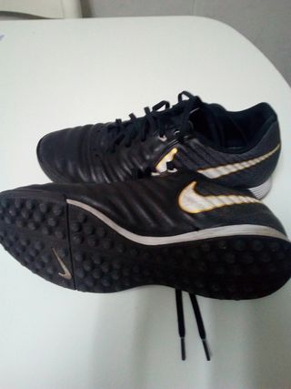 Botas futbol piel Nike de segunda mano por 30 EUR en Pontevedra en WALLAPOP