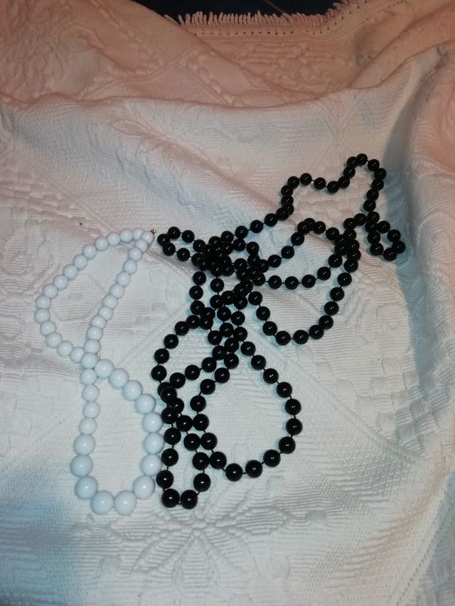 2 collares de cuentas.