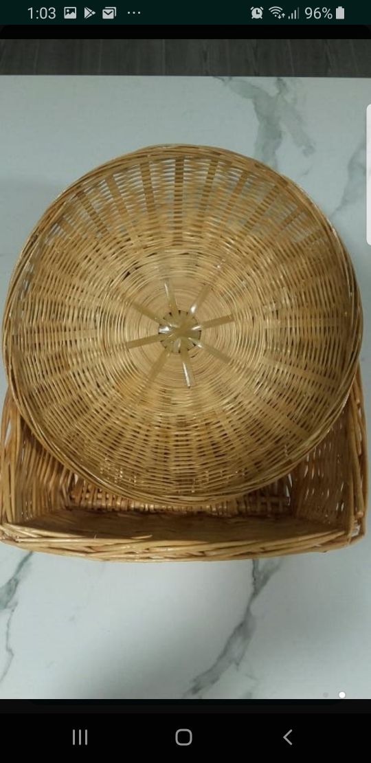 2 cestillos de mimbre sirven de panera