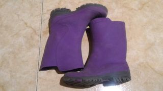 Botas de agua infantiles DECATHLON de segunda mano por 5 EUR en Hoyo de  Manzanares en WALLAPOP