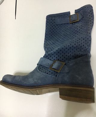 Botas azules de mujer. Piel vuelta de segunda mano por 20 EUR en Madrid en  WALLAPOP