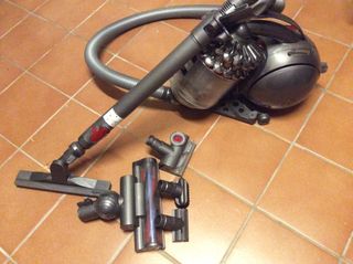 Aspirador Dyson DC-52 Animal Complete de segunda mano por 250 EUR en Pla de  La Bruguera en WALLAPOP