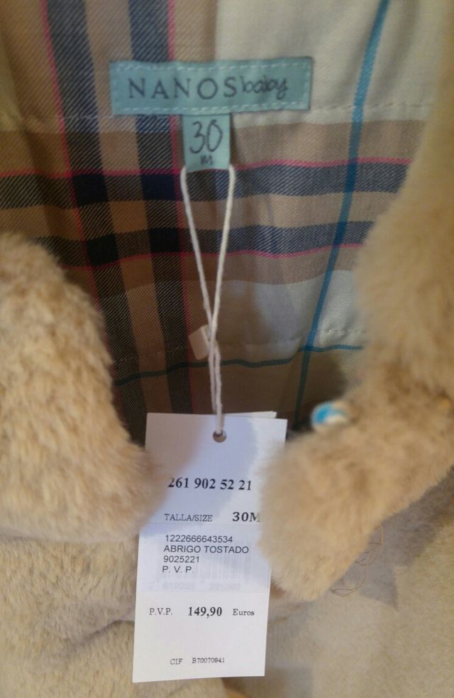 abrigo tostado de Nanos Baby a estrenar